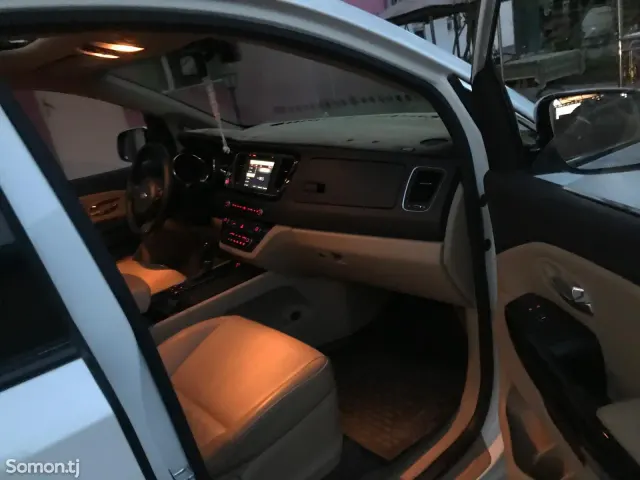 Kia Carnival 2016 · 2.2 AT
