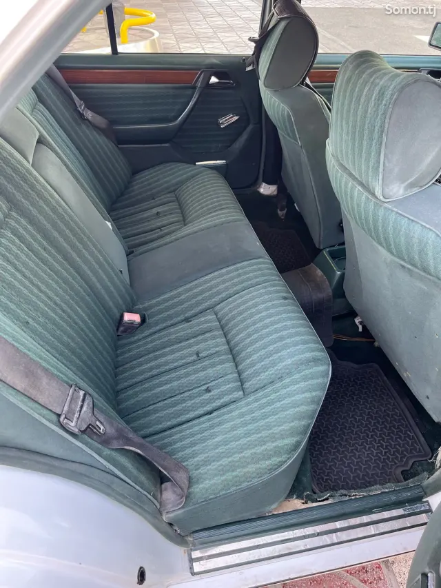 Mercedes-Benz W124 1990 · 2.5 MT