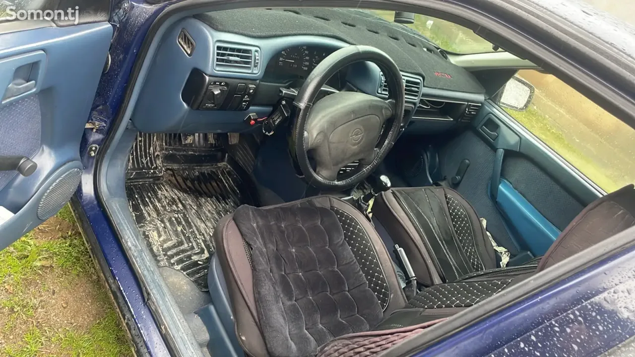 Opel Vectra A 1992 · 1.6 MT