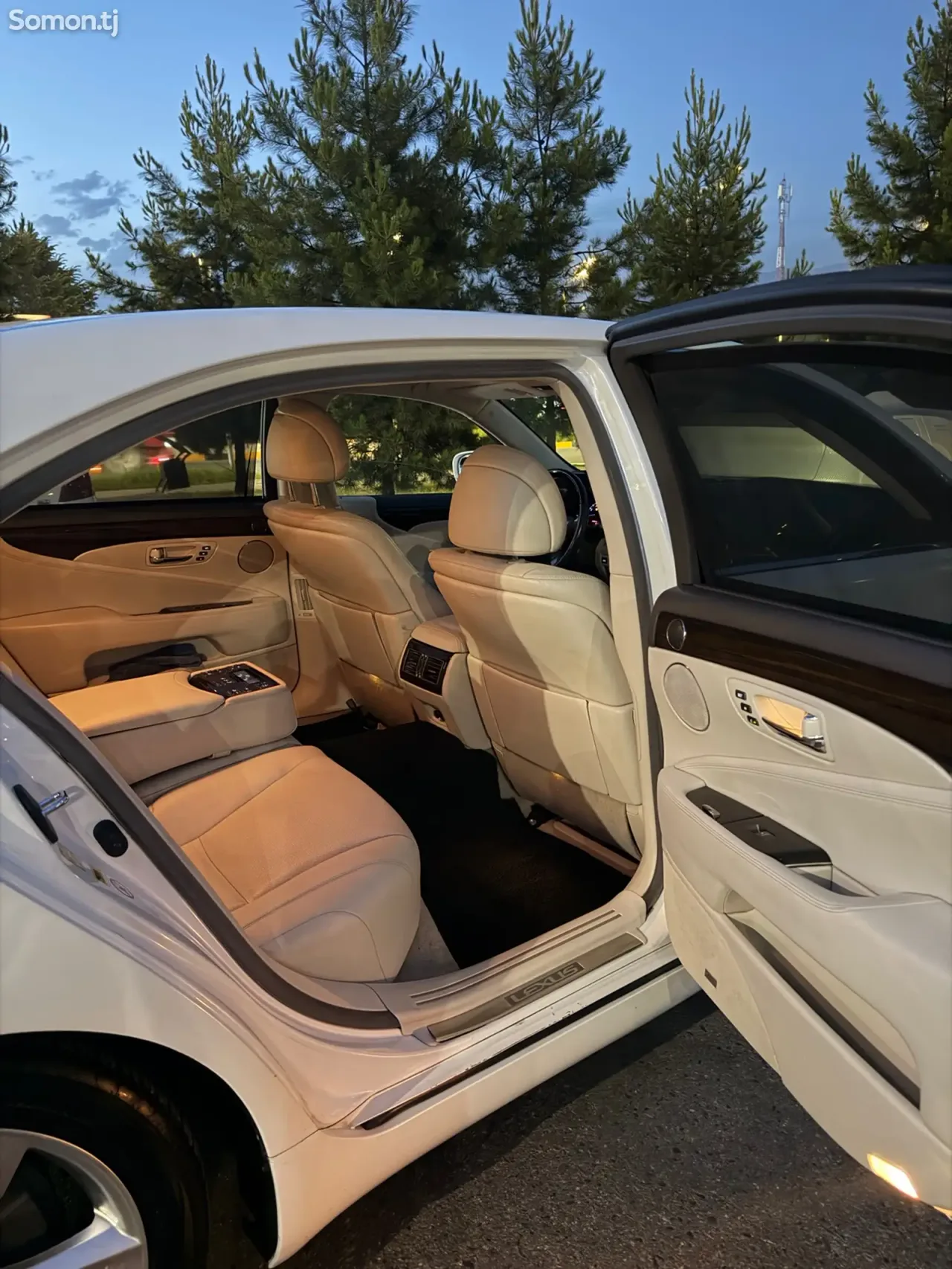 Lexus LS series 2009 · 4.6 AT