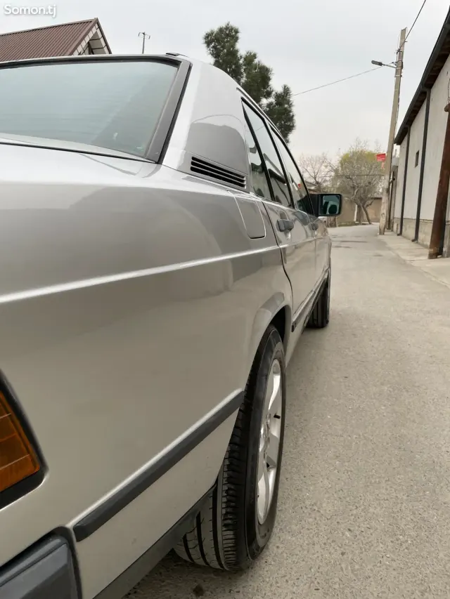 Mercedes-Benz W201 1986 · 2.5 AT