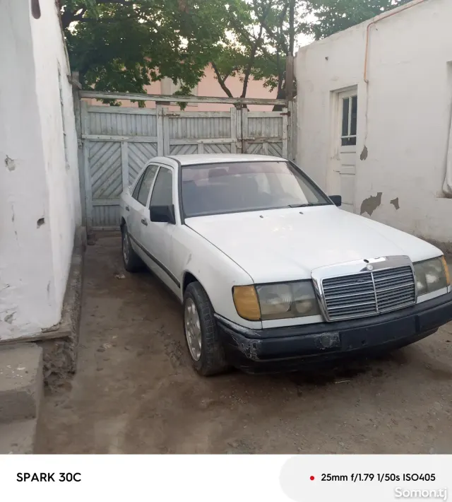 Mercedes-Benz W124 1988 · 2.3 MT