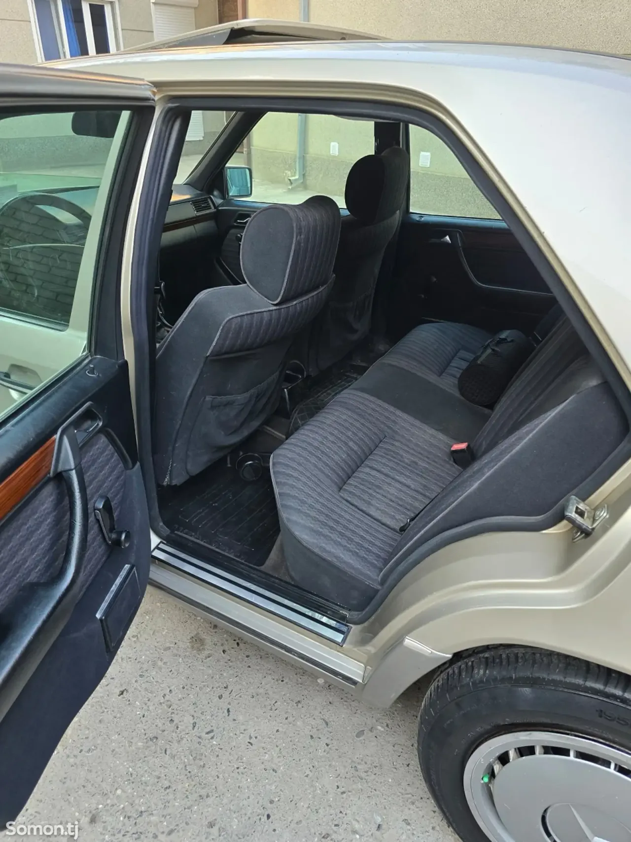 Mercedes-Benz W124 1993 · 2.5 MT