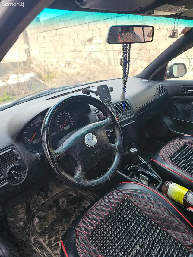 Volkswagen Golf 1999 · 1.6 MT