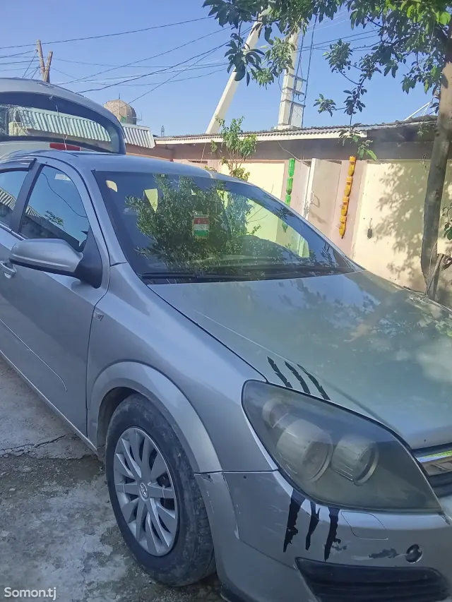 Opel Astra H 2004 · 1.8 AT