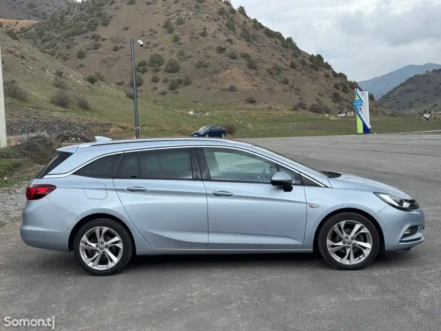 Opel Astra K 2017 · 1.4 AT