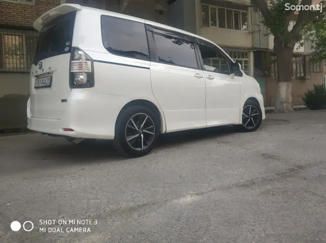 Toyota Voxy 2009 · 2.0 AT