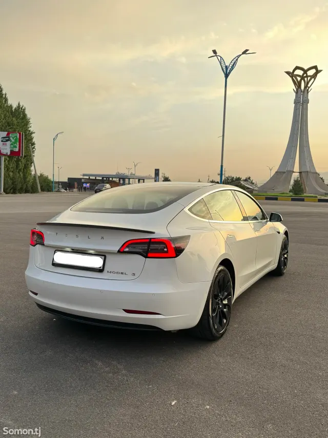 Tesla Model 3 2021 · AT