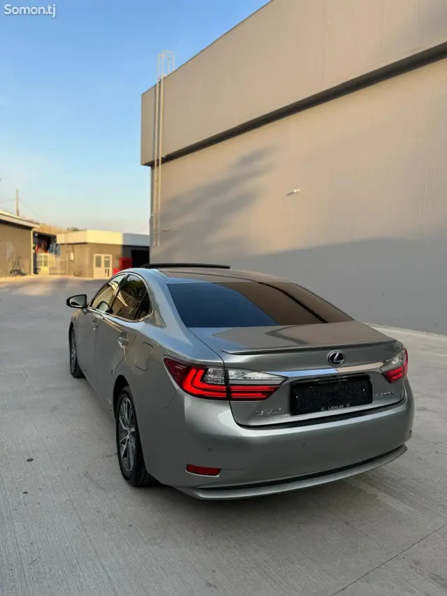 Lexus ES series 2016 · 2.5 AT