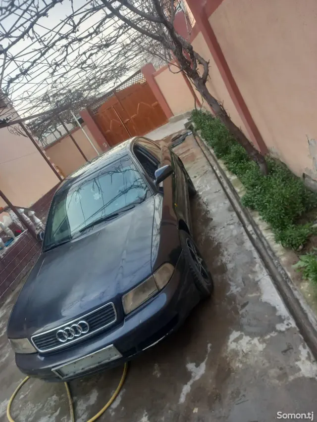 Audi A4 1998 · 1.8 MT