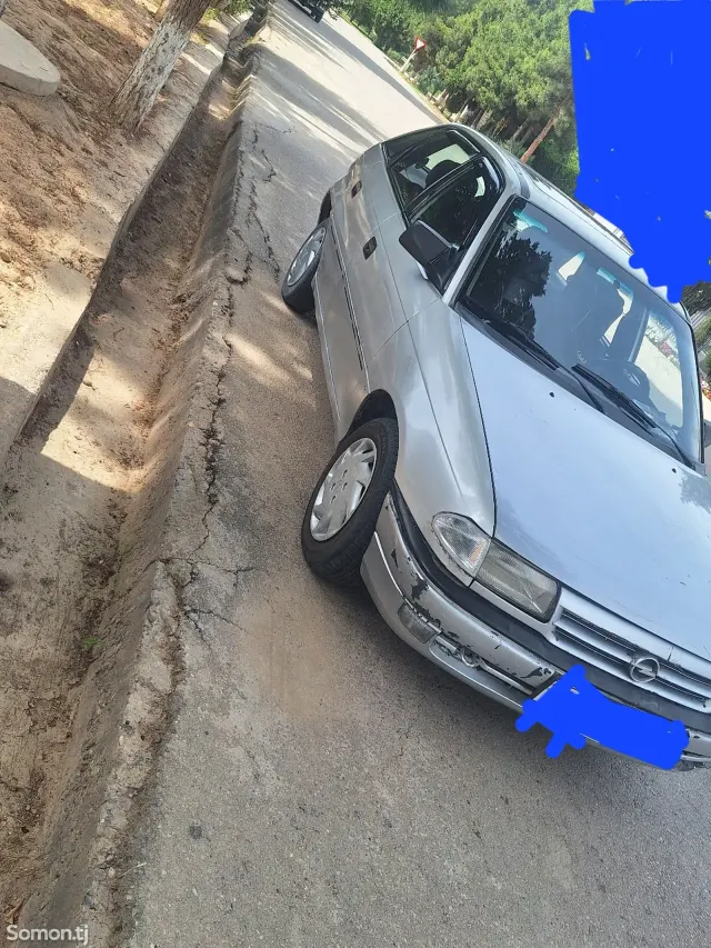 Opel Astra F 1993 · 1.6 MT