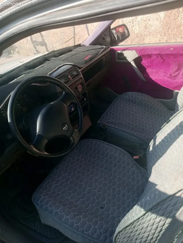 Opel Vectra A 1991 · 1.6 MT