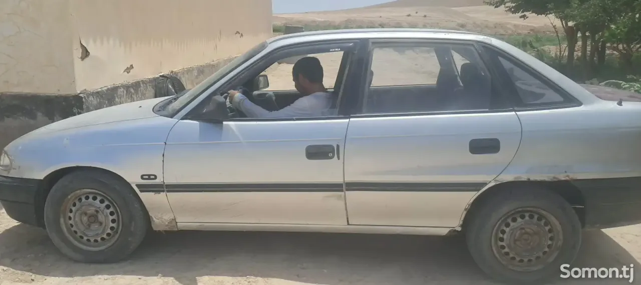 Opel Astra G 1992 · 1.6 MT