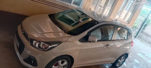Chevrolet Spark 2015 · 1.0 AT