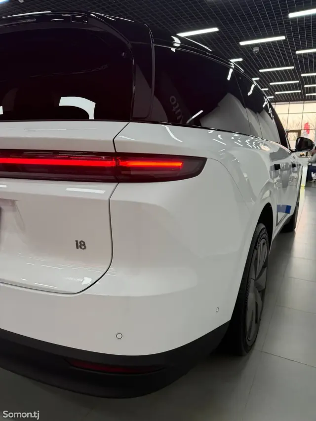 Li Auto (Lixiang) i8 2025 · AT