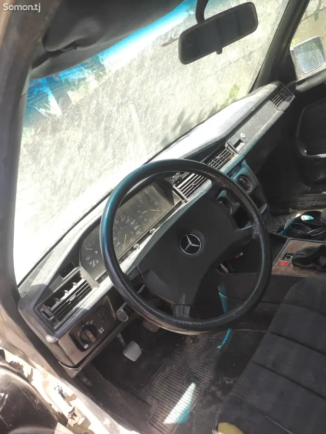 Mercedes-Benz W201 1992 · 1.9 MT