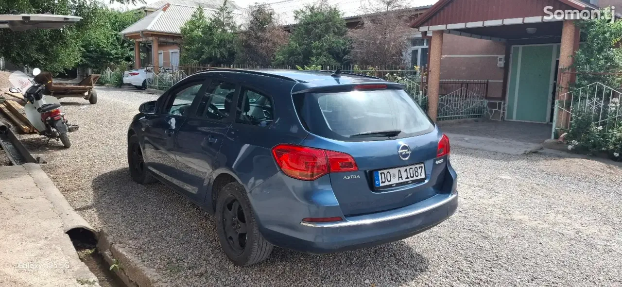 Opel Astra J 2015 · 1.4 MT