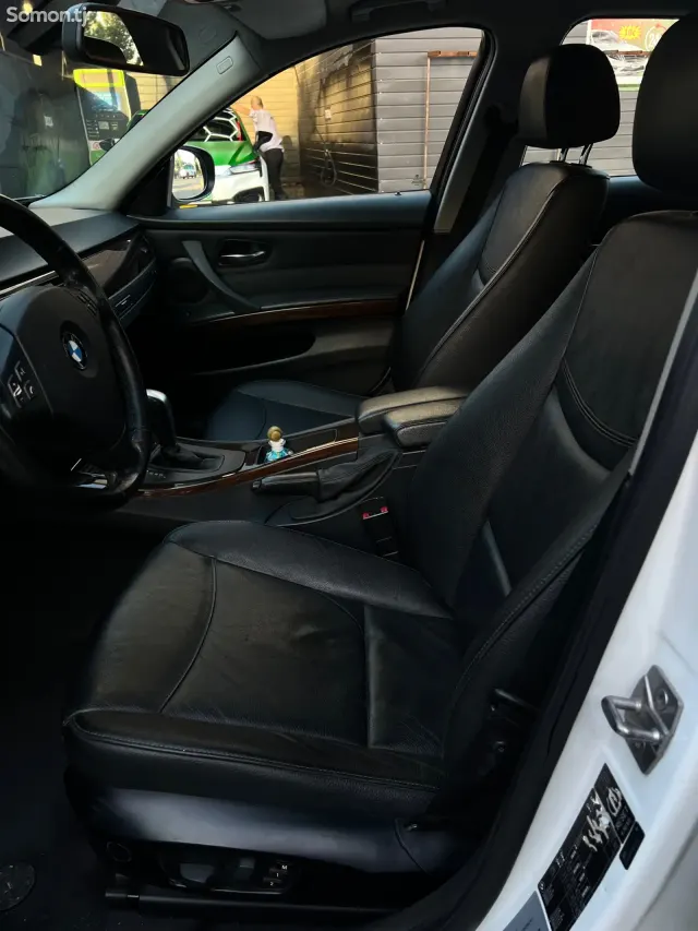 BMW 3 series 2011 · 2.0 AT