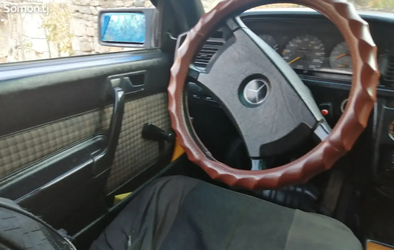 Mercedes-Benz W201 1992 · 2.2 MT