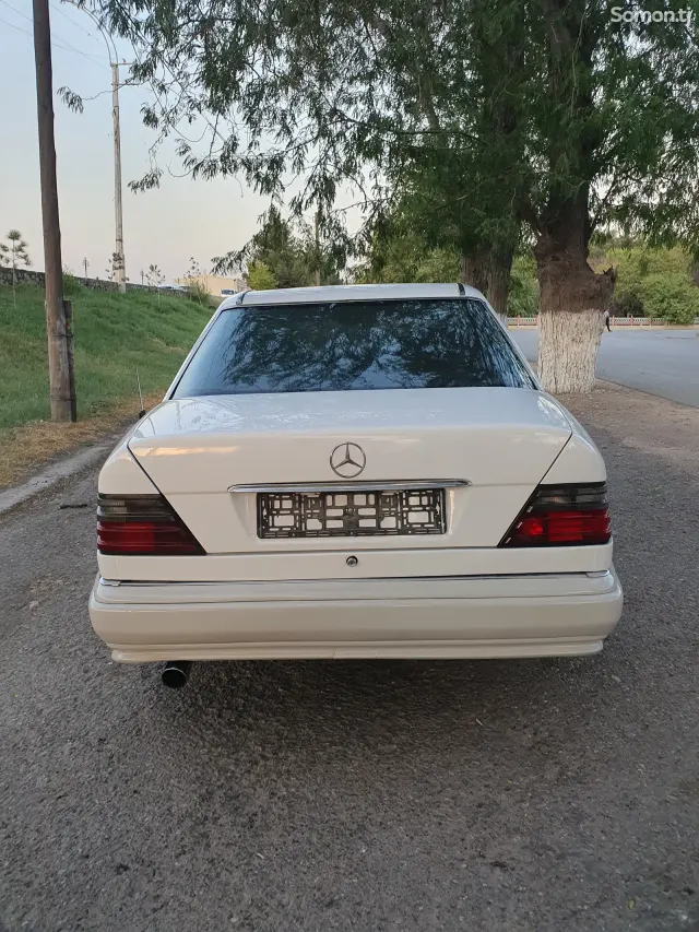 Mercedes-Benz W124 1993 · 2.5 AT