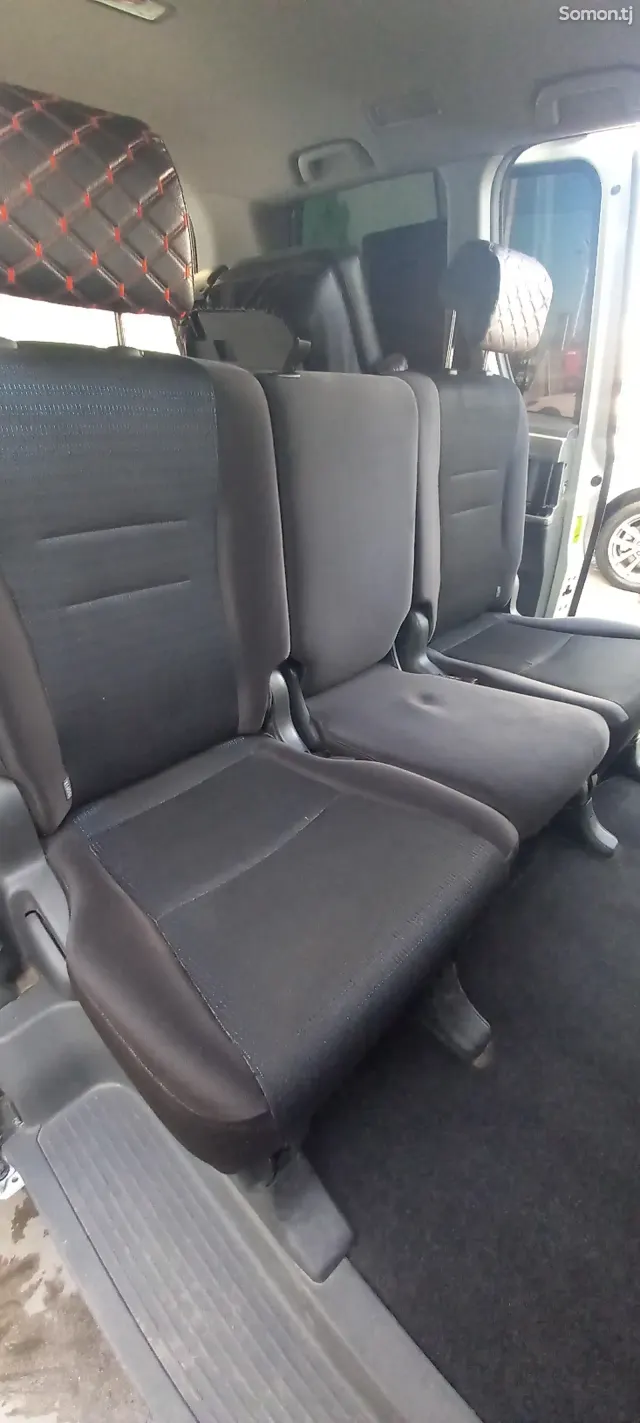 Toyota Voxy 2010 · 2.0 AT