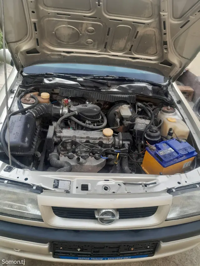 Opel Vectra A 1994 · 1.6 MT