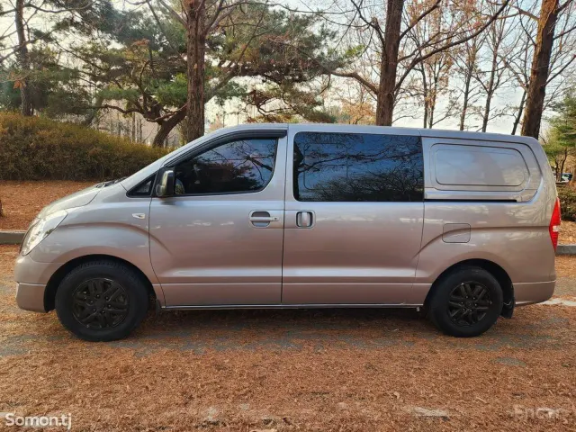 Hyundai Staria 2015 · 2.5 AT