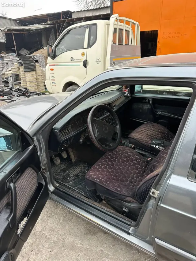 Mercedes-Benz W201 1988 · 2.9 MT