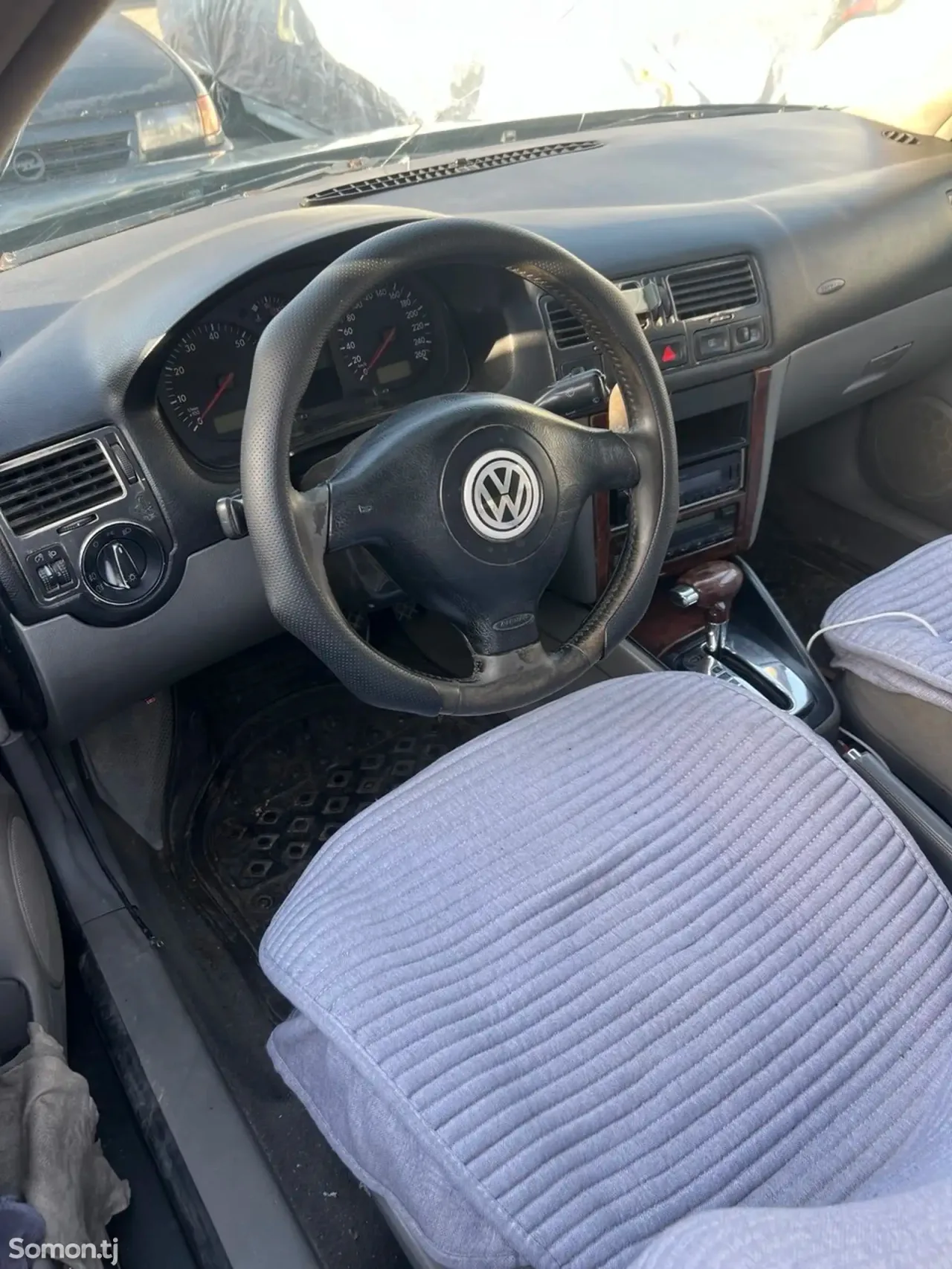 Volkswagen Bora 1999 · 1.6 AT