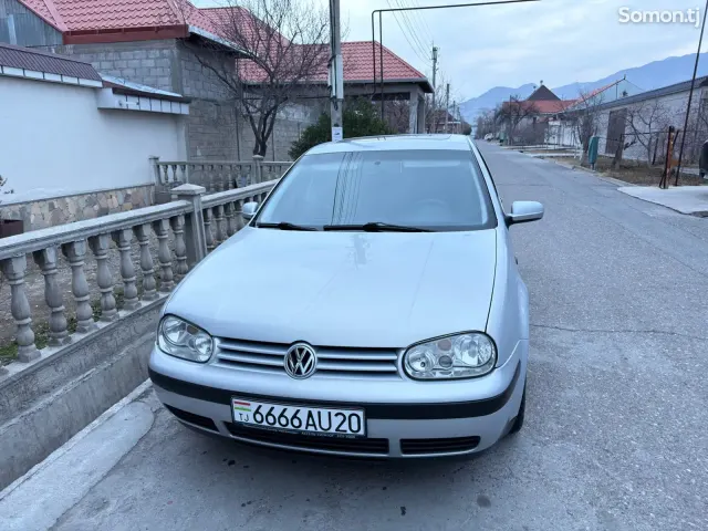 Volkswagen Golf 1999 · 1.6 AT