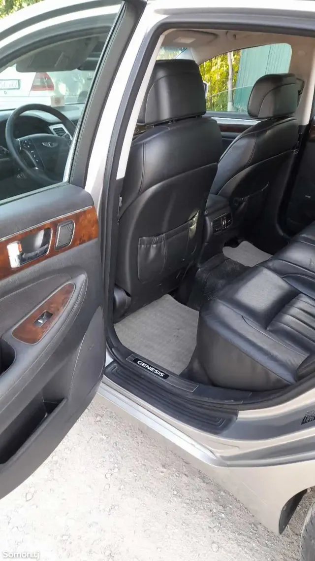 Hyundai Genesis 2010 · 3.3 AT