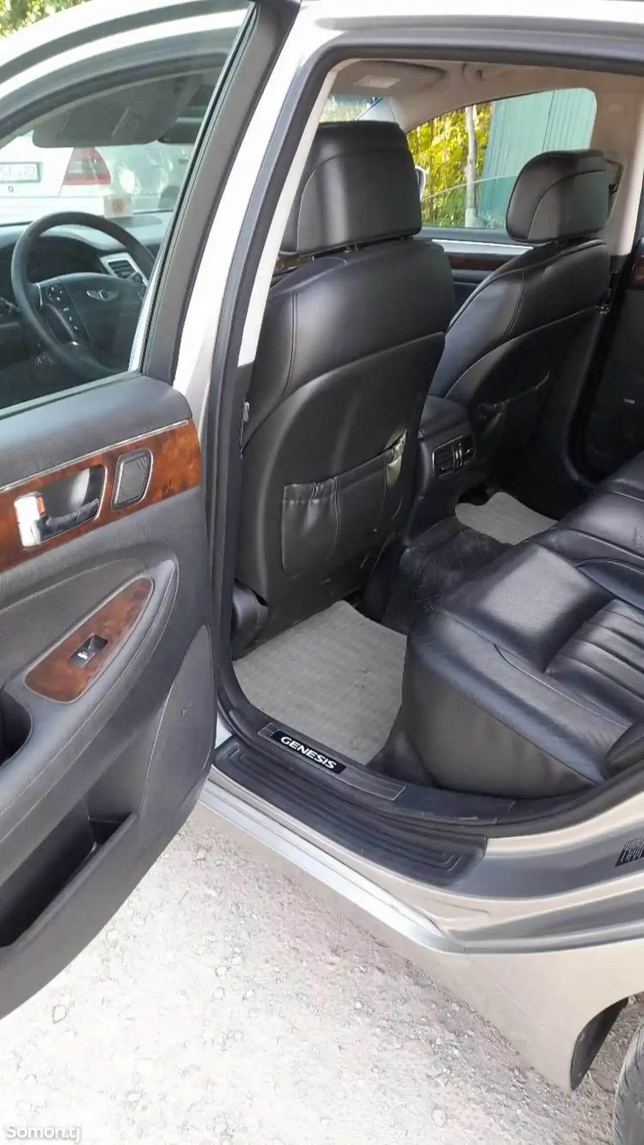 Hyundai Genesis 2010 · 3.3 AT