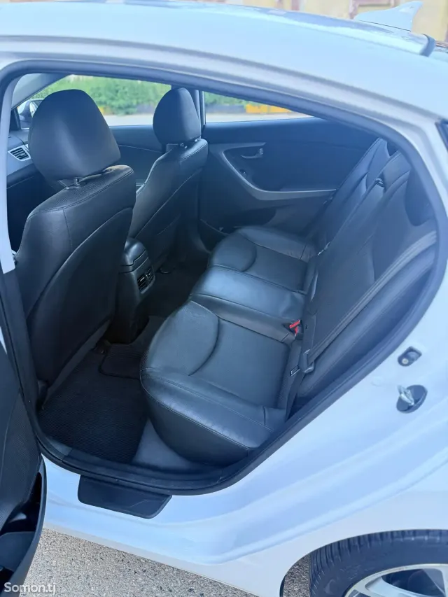 Hyundai Avante 2015 · 1.6 AT