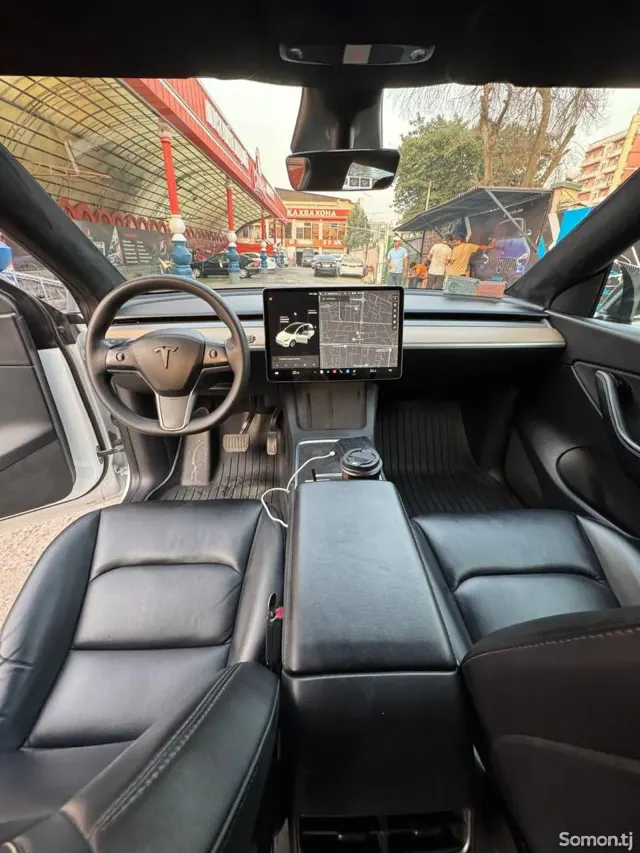 Tesla Model Y 2021 · AT
