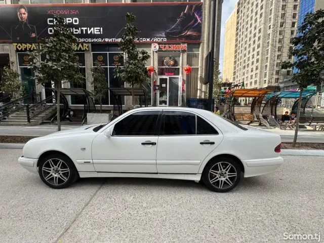 Mercedes-Benz E class 1997 · 2.4 MT