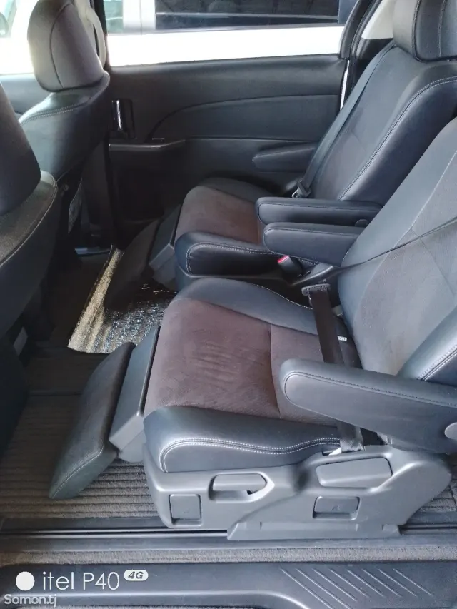 Toyota Estima 2014 · 2.4 AT