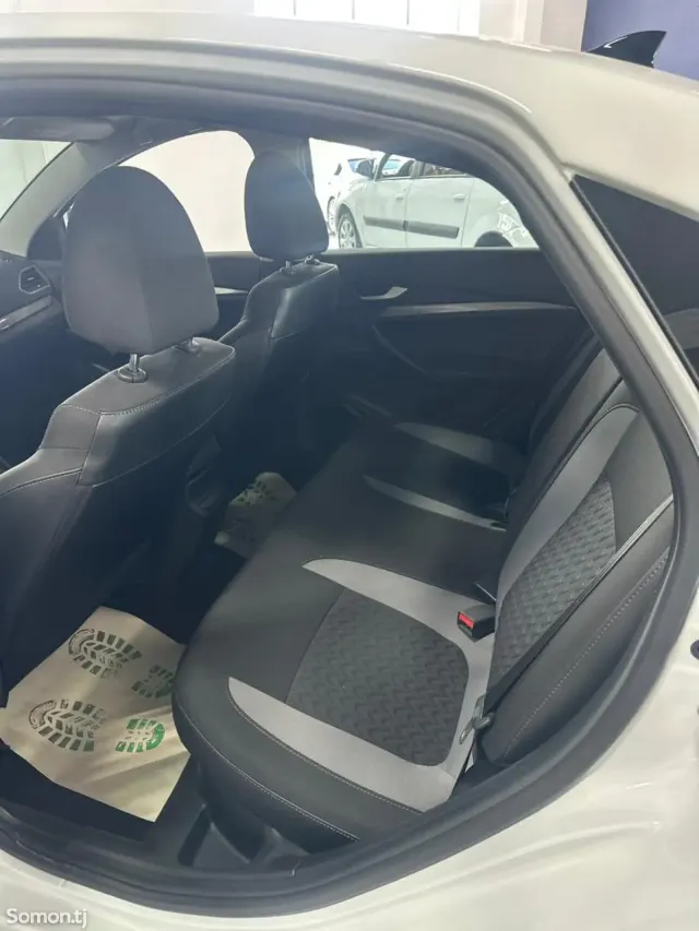 Lada (ВАЗ) Vesta 2025 · 1.6 AT