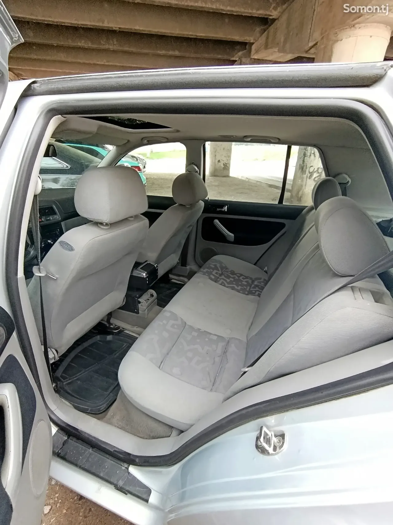 Volkswagen Golf 1999 · 1.6 MT