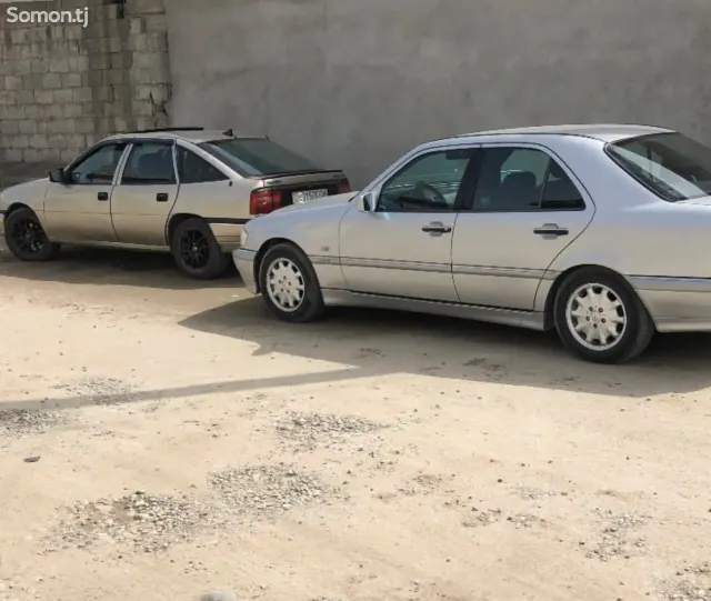 Opel Vectra A 1991 · 1.8 MT