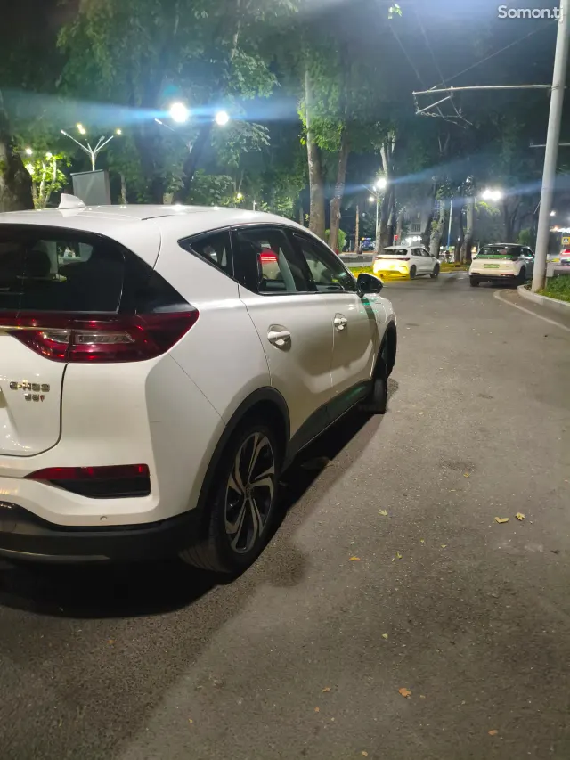 Hongqi E-HS3 2019 · AT