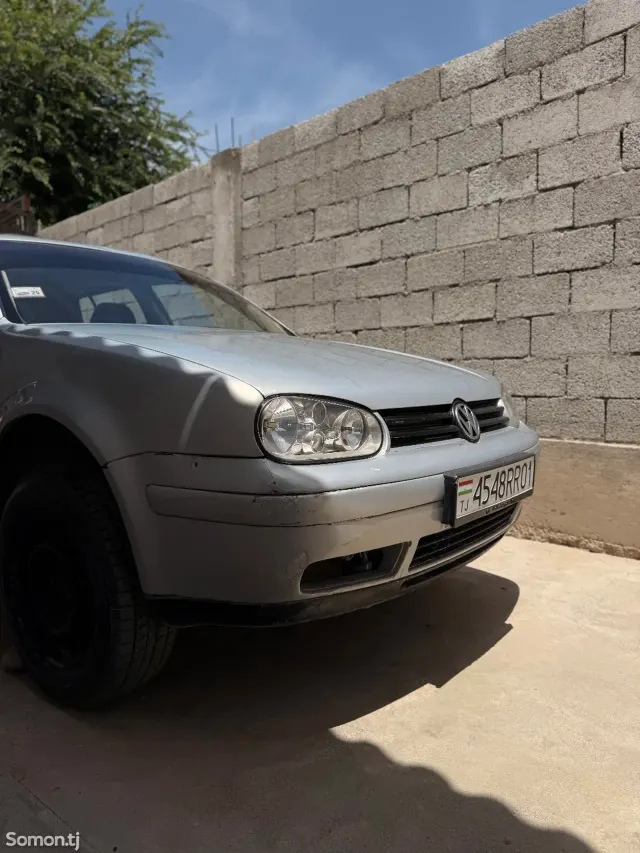 Volkswagen Golf 1997 · 1.6 MT