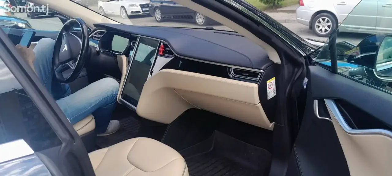 Tesla Model S 2015 · AT