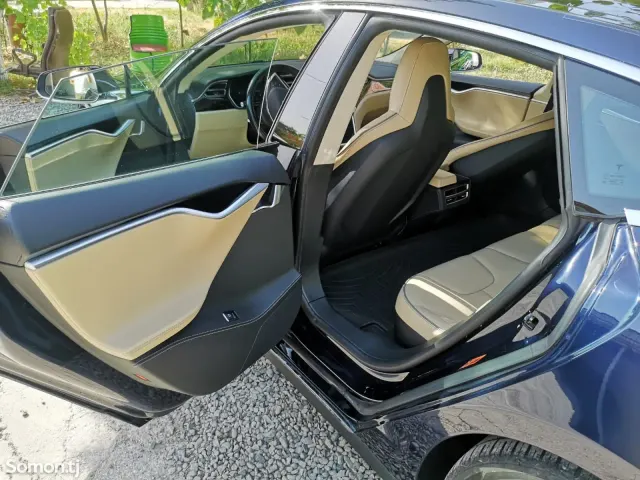 Tesla Model S 2015 · AT