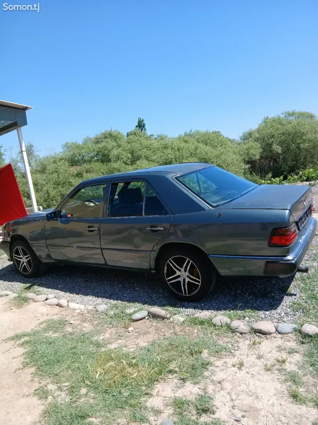 Mercedes-Benz W124 1990 · 2.2 MT