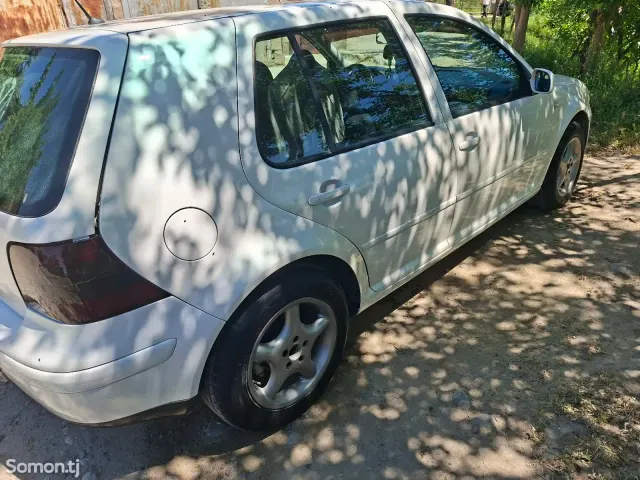 Volkswagen Golf 1999 · 1.6 MT