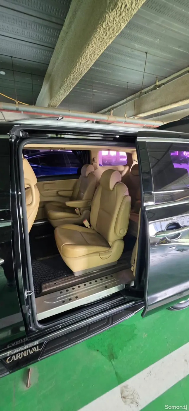 Kia Carnival 2015 · 2.2 AT