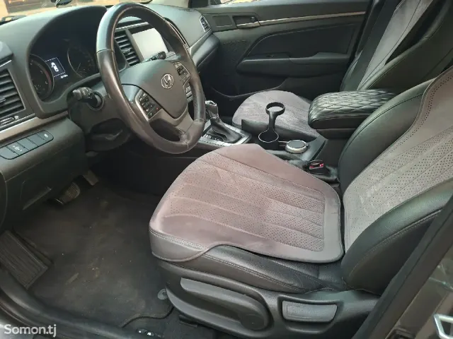 Hyundai Avante 2015 · 1.6 AT
