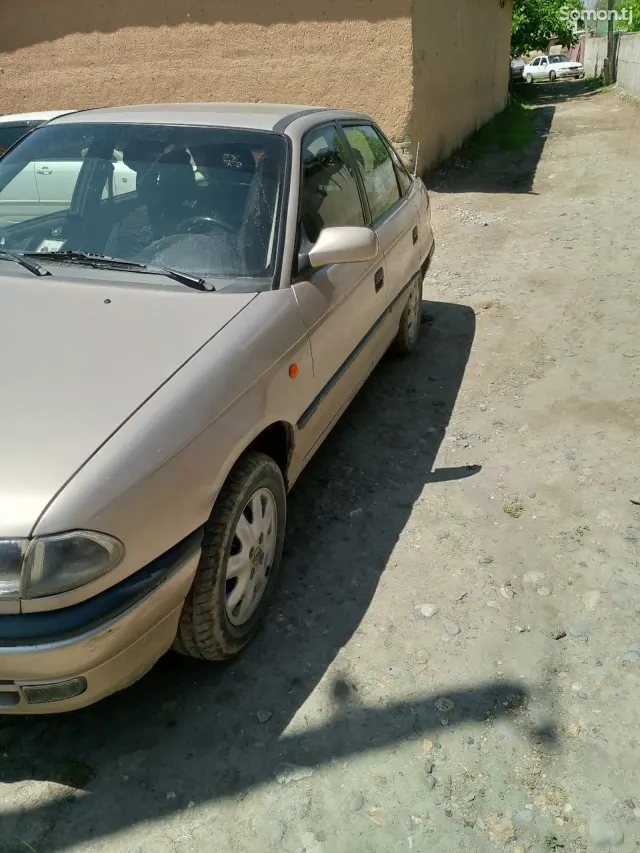 Opel Astra F 1998 · 1.6 MT