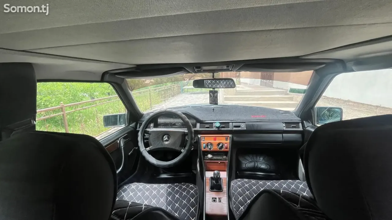 Mercedes-Benz W124 1990 · 2.0 MT