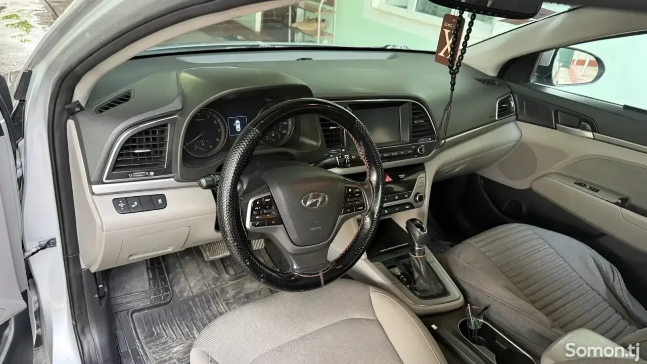 Hyundai Elantra 2018 · 2.0 AT